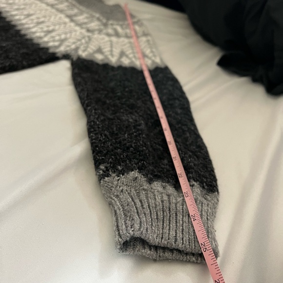 Hand Knit Alpaca Pullover Crewneck - Picture 11 of 12